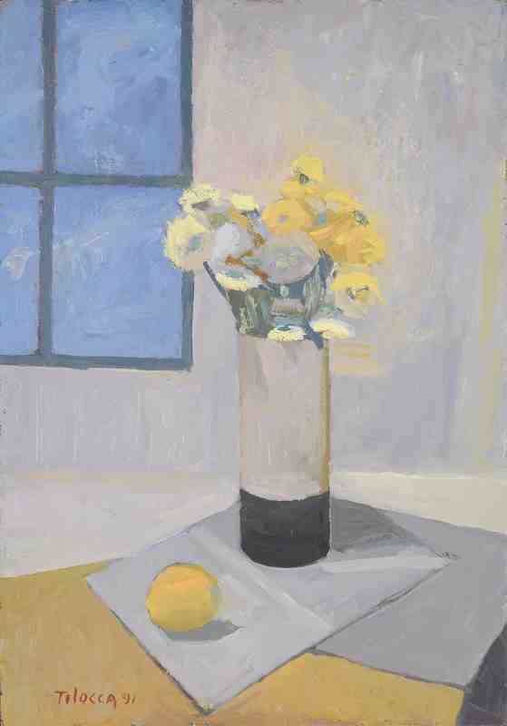 Vaso di fiori con limone e finestra